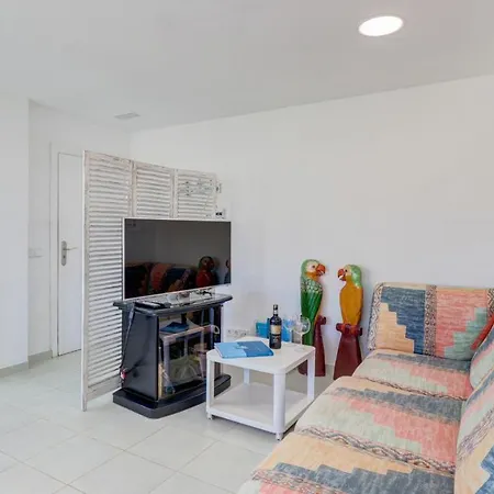 Apartment Seaside Oasis: Beachfront 2br With Jacuzzi Terrace *