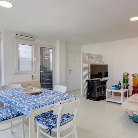 Apartment Seaside Oasis: Beachfront 2br With Jacuzzi Terrace Port de Pollenca